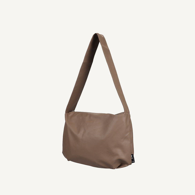 Lot bold cross body in Beaver fur by Tinne + Mia