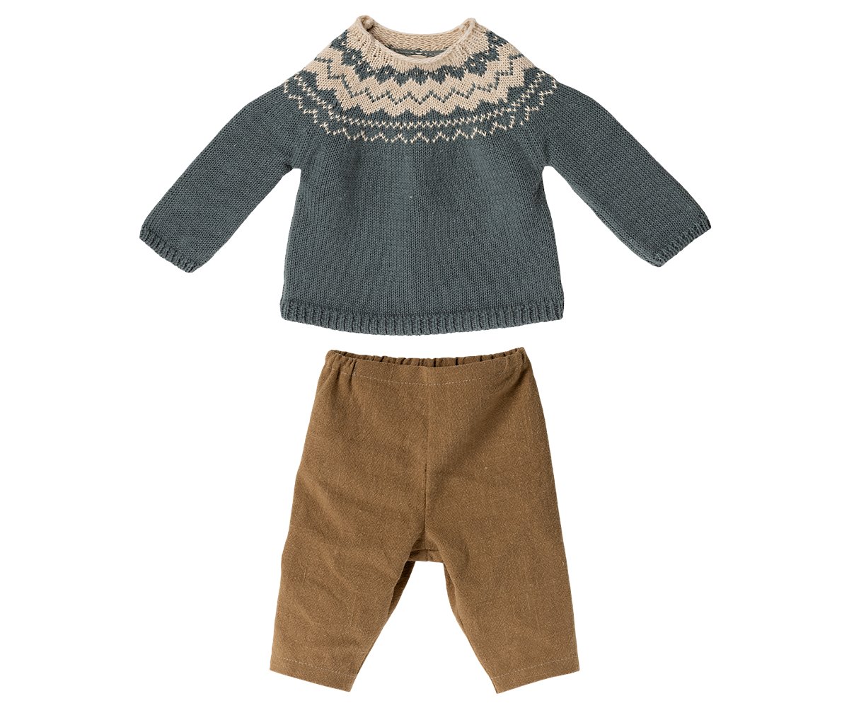 Rabbit Size 5, Pants and Knitted Sweater