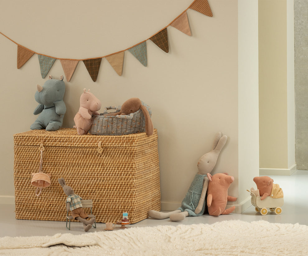 Safari friends Small Hippo With Skirt - Soft rose
