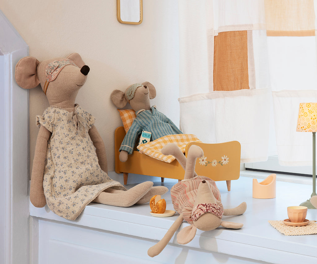 Medium mouse, Nightgown