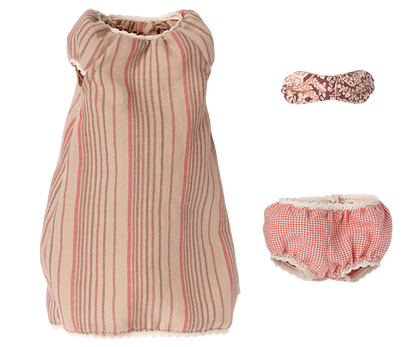 Medium mouse, Nightgown