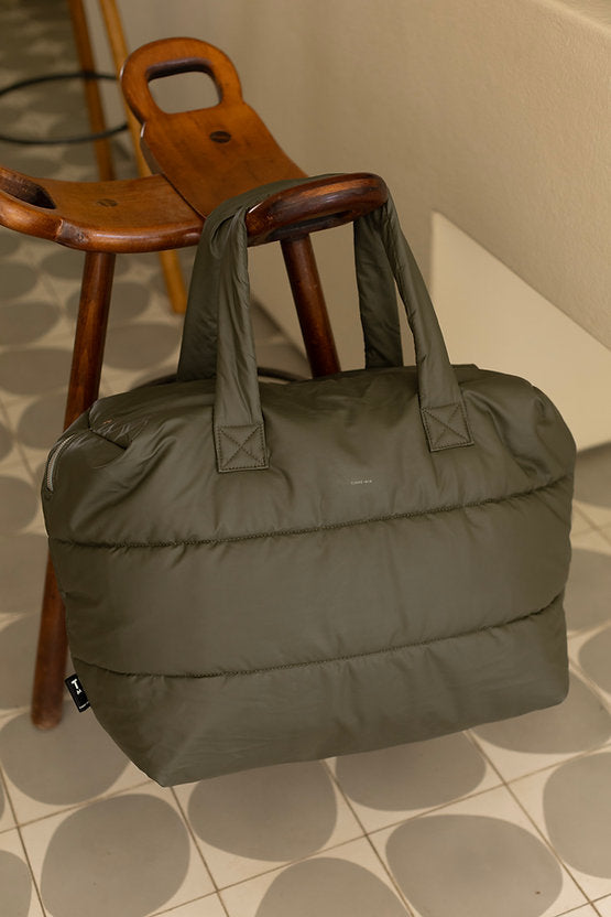 Camill Big Puffy Weekend Bag in Olive Night by Tinne + Mia